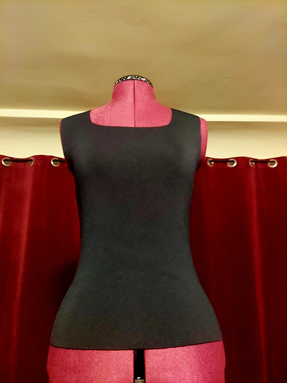 Black Stretch Knit Square Neck Sleeveless Top - Sz M